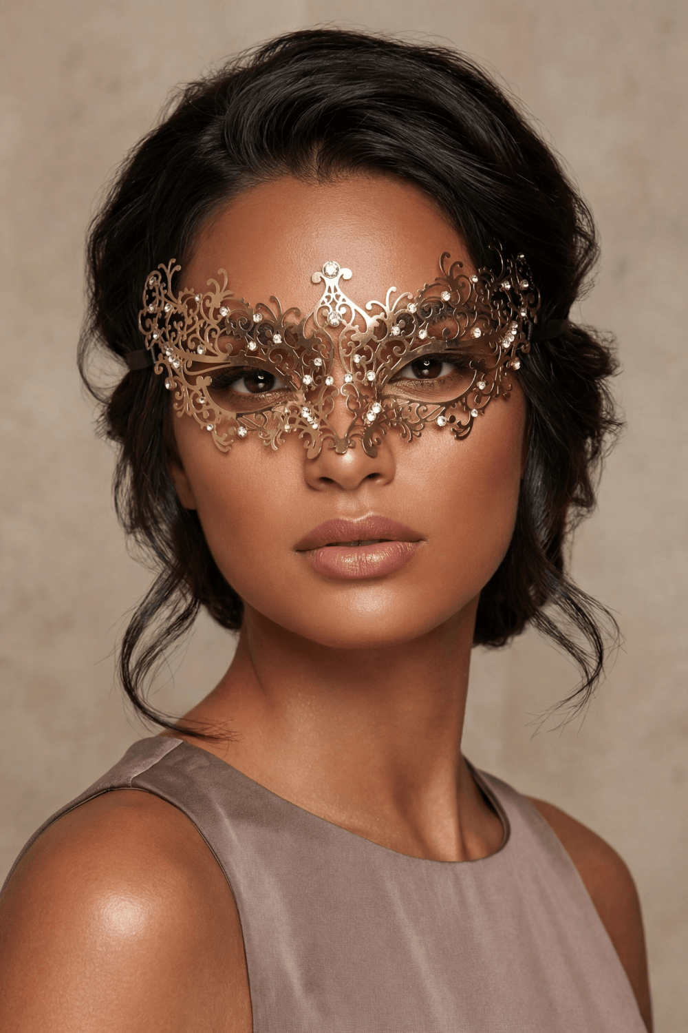 Masque vénitien Chiara rigide doré avec strass – Be Lily Accessories – vue 5