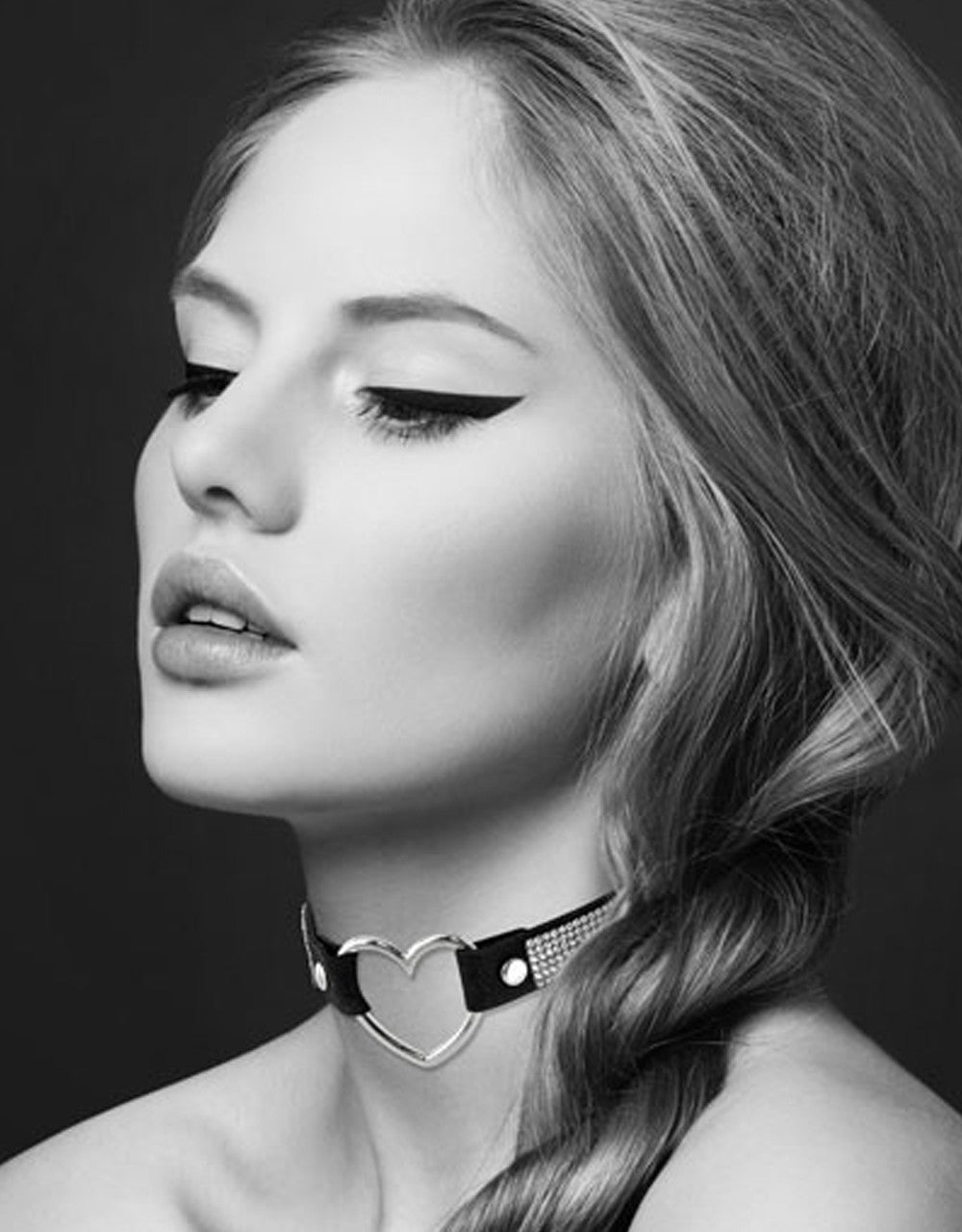 Collier en cuir noir SM avec bande de strass et coeur métal argenté