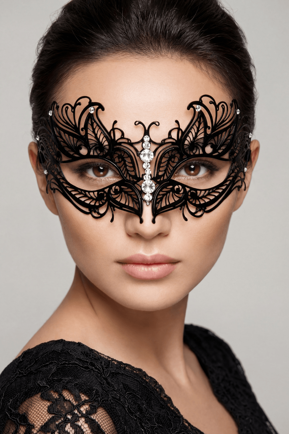 Masque vénitien Greta rigide noir avec strass – Be Lily Accessories – vue 5