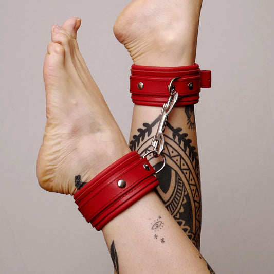 Chevillères en cuir molletonné rouges et attaches argentées – The Sinners – vue 1