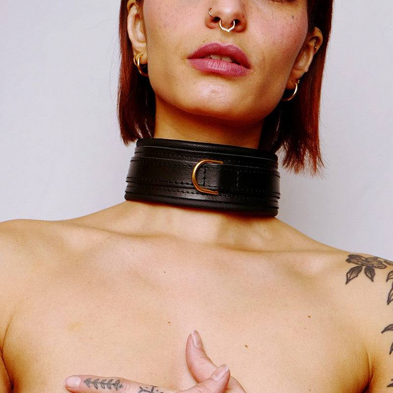 Collier en cuir molletonné et attaches Dorées – The Sinners – vue 1