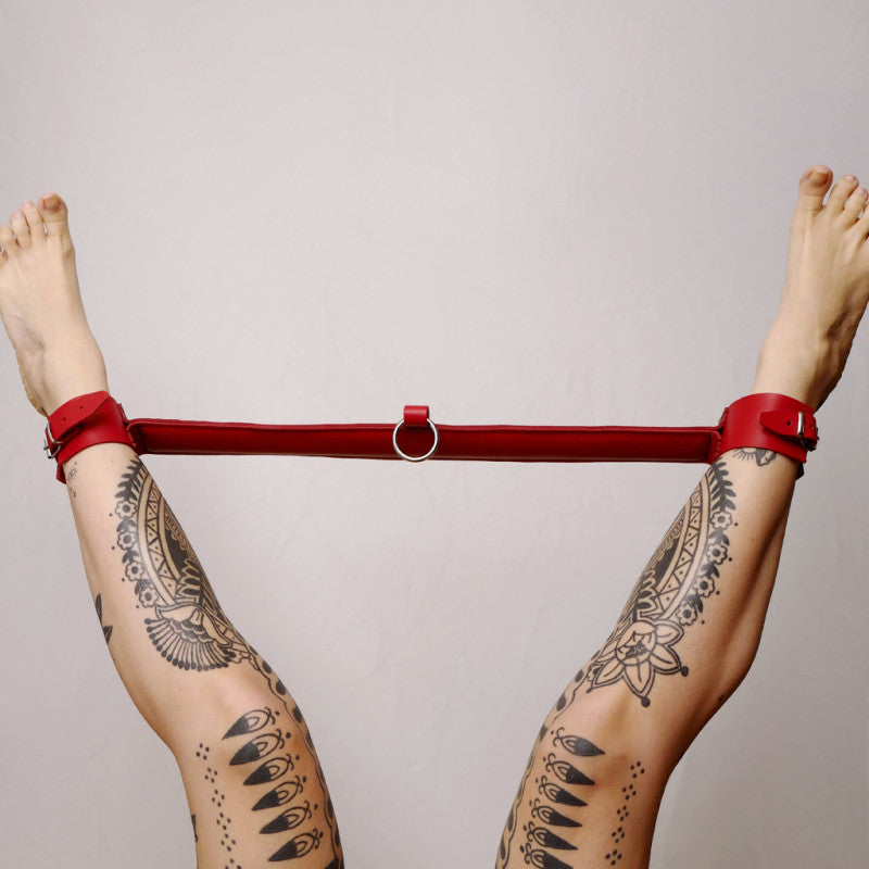 Barre de contrainte cuir et anneau Rouge The Sinners